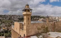 الخليل: الجيش الإسرائيلي يغلق الحرم الإبراهيمي بالكامل أمام المسلمين بذريعة الأعياد...
