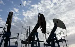 النفط يرتفع بأكثر من 1% عقب هجمات على ناقلات نفط وجمود مفاوضات وقف الحرب
