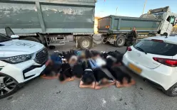 شاهدوا - ضبط 16 عاملًا فلسطينيًا مختبئين في شاحنة على معبر مزموريا قضاء القدس