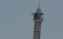 بركان غضب في طولكرم.. رفع علم إسرائيل فوق مئذنة مسجد يثير استياءً عارماً!