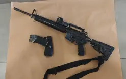 ضبط بندقية M16 ومسدسات داخل خردة ومنزل في الخليل