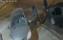 توثيق مرعب من مسافة صفر.. مسلحون يتربصون بشاب في رهط ويطلقون عليه النار قبيل الأذان! 