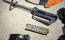 شاهدوا - مطاردة طبيب من رهط وضبط بندقية M16 في سيارته!