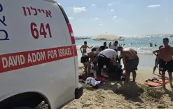 انتشال رجل من البحر في بات يام بحالة حرجة