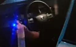 الكأس بيده ونسبة الكحول بجسمه 4 أضعاف المسموح.. اتهام شاب عربي تعمد إيقاف مركبته وسط...