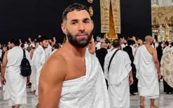 بعد فسخ عقده مع الهلال.. بنزيما يؤدي مناسك العمرة (صورة)
