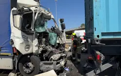  إصابة حرجة جراء حادث طرق مروع بين شاحنتين على شارع 6