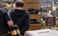 لائحة اتهام ضد فتى (16 عامًا) من مستوطنة أفيغيل بعد الاعتداء على فلسطيني مبتور الساق في...