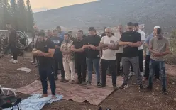 أهالي مجد الكروم يؤدون صلاة المغرب على أراضي منطقة الروس أمام البؤرة الاستيطانية