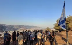 أهالي مجد الكروم يؤدون الصلاة مقابل البؤرة الاستيطانية المطلة على بيوتهم!