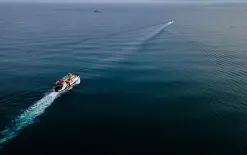 دراما في عرض البحر: اختفاء سفينة ركاب على متنها 243 شخصًا وسط العواصف في إندونيسيا والبحث...
