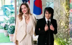 نجل براد بيت وأنجلينا جولي يتخلى رسمياً عن اسم والده  