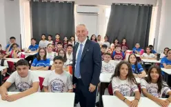 54 توأمًا في مدرسة واحدة.. مشهد استثنائي يربك المعلمين بتركيا (فيديو)  