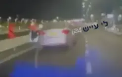🚨 توثيق يحبس الأنفاس.. إصابة شرطية علقت بباب سيارة مشتبه حاول الفرار أثناء...