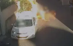 شاهدوا الفيديو :  أراد حرق دراجة نارية فأشعل النار في نفسه..  اتهام شاب من أم الفحم