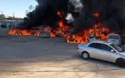 طواقم الإطفاء تكافح حريقًا ضخمًا اندلع في مجمع للسيارات ببئر السبع