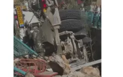 فيديو - إصابة شخصين إثر انقلاب شاحنة في البعينة نجيدات