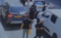 شاهدوا -  بسبب جدال على الطريق.. شاب يهاجم سائقًا بلكمات وسكين!