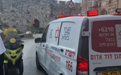القدس: إصابة شابة بجروح خطيرة إثر سقوطها من حافلة صغيرة 