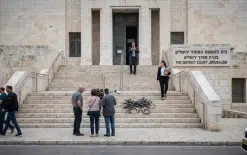 السجن 32 شهرًا لمعلّم سابق بعد إدانته بجرائم جنسية بحق طالبة تبلغ 15 عامًا في القدس