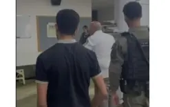 شاهدوا : قوة من الشرطة تقتحم مسجد السلام في تل السبع بذريعة 