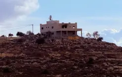 مستوطنون يحرقون منزلين في جالود ويضرمون النار في منزل ومركبات بالمغير