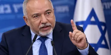 ليبرمان: مستشار نتنياهو يمتلك معلومات قد تهزّه سياسيًا