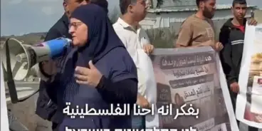 أعضاء حزب “لكلّنا مكان” يشاركون في مظاهرة ببلدة أعزون احتجاجًا على إغلاق المعبر الذي...