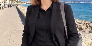 الشخص الذي يجلس بمفرده أمام البحر:
