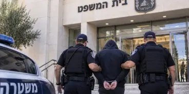 اعتُقل بشبهة التحرش بمطربة مشهورة.. وبعد إطلاق سراحه بساعات ظهر مجددًا في الصف الأول...