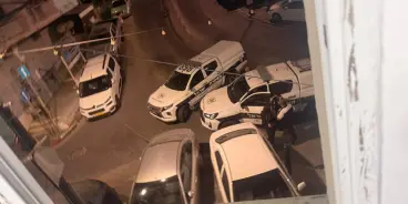 شاهدوا: الشرطة تقتحم مقر الجبهة والمشتركة بام الفحم وتصادر الاعلام الفلسطينية