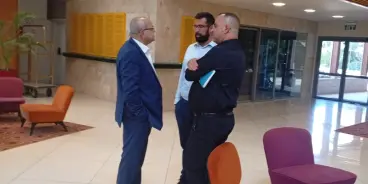 التصعيد الذي بدأ صباح الأمس بين الأحزاب لا يخدمكم إلا إذا...