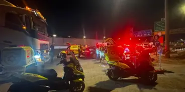 إصابة سائق دراجة نارية (45 عامًا) بجروح حرجة بعد اصطدامه بشاحنة على طريق أيالون بتل ابيب 