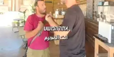 ألون-لي غرين، الرئيس المشارك لحزب لكلِّنا مكان، يدخل سيرًا على الأقدام إلى بؤرة “حفات...
