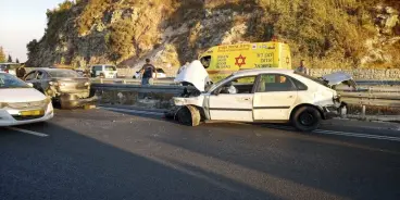 مصرع شخصين وإصابة ثالث بجراح خطيرة في حادث طرق مروع على شارع 1