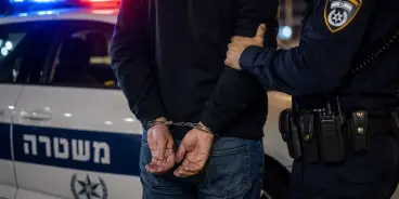 اعتقال مطرب معروف بشبهة تهديد شريكته السابقة وإطلاق سراحه بعد التحقيق