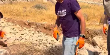 ناشطو نقف معًا يزيلون حواجز المستوطنين في جناتا ويواجهون اعتداءاتهم