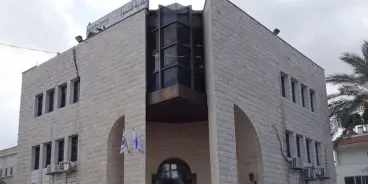 قلنسوة: غضب بعد إعادة موظف كبير في البلدية إلى عمله رغم شكوى بشبهات تحرش جنسي.. تابعوا...