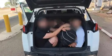 ضبط 5 فلسطينيين مختبئين داخل صندوق مركبة واعتقال سائق من يافا