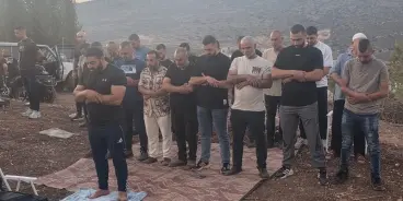أهالي مجد الكروم يؤدون صلاة المغرب على أراضي منطقة الروس أمام البؤرة الاستيطانية