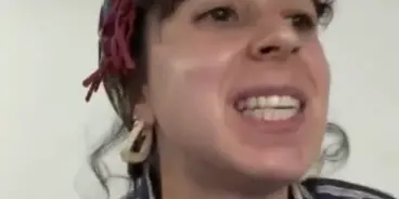 ناشطة من 