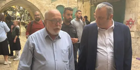 النائب كريف يلتقي المسن أحمد الحسيني الذي تعرض لاعتداء عنصري عنيف في القدس  