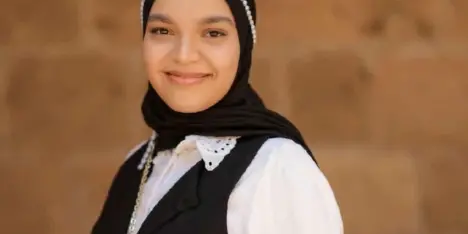 معدل 99% لا يلغيه غطاء الرأس..رسالة مؤثرة لطالب خريجة لمدرسة في عكا