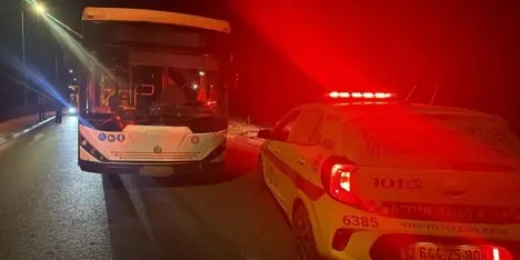 إصابة فتى (17 عامًا) بجروح خطيرة بعد أن صدمته حافلة في صفد