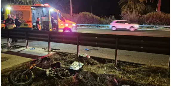 إصابة شابين أحدهما بحالة خطيرة في حادث تصادم بين دراجة نارية وهوائية على طريق 2