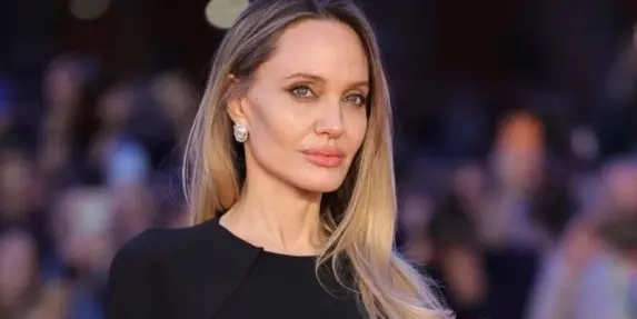 أنجلينا جولي تدعو العالم لفتح 