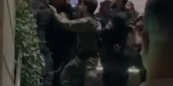 فيديو- الطيبة: شجار خلال حفل زفاف يتحول لفوضى بعد تدخل عنيف للشرطة