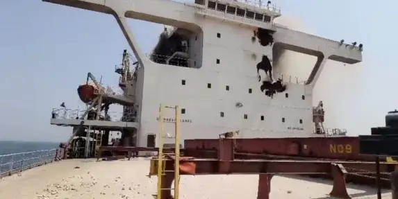 غرق سفينة بضائع سائبة قرب مضيق هرمز لتصبح الثانية خلال 24 ساعة