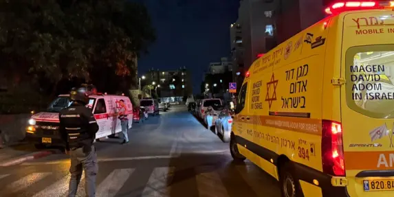 تطورات جريمة يافا: الشرطة تعتقل شابًا طعن شقيقه وأصابه بجروح خطيرة 