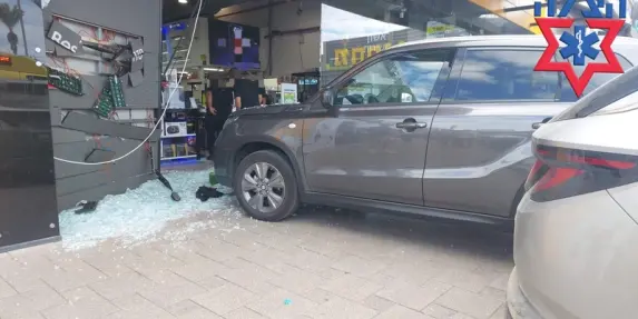 صور - حيفا: إصابة امرأتين بجراح متوسطة بعد اصطدام سيارة بمتجر